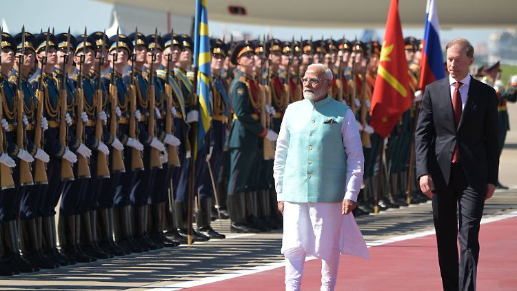Indiens Regierungschef Modi wurde am Moskauer Flughafen von Vize-Ministerpräsident Manturow empfangen.