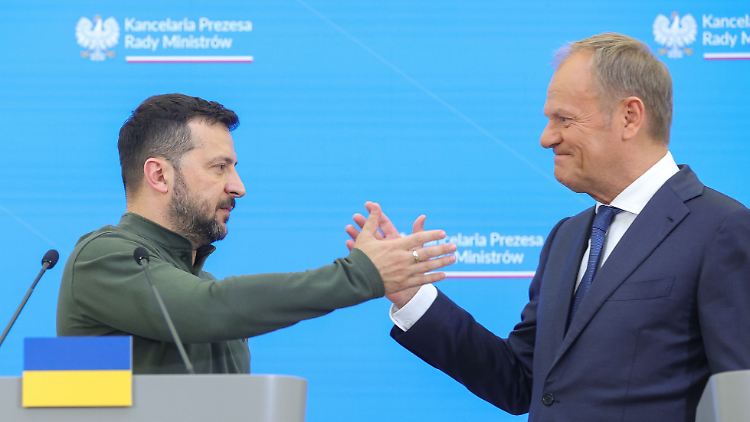 Der ukrainische Präsident Wolodymyr Selenskyj (l.) und Polens Regierungschef Donald Tusk unterzeichneten im Juli ein Sicherheitsabkommen.