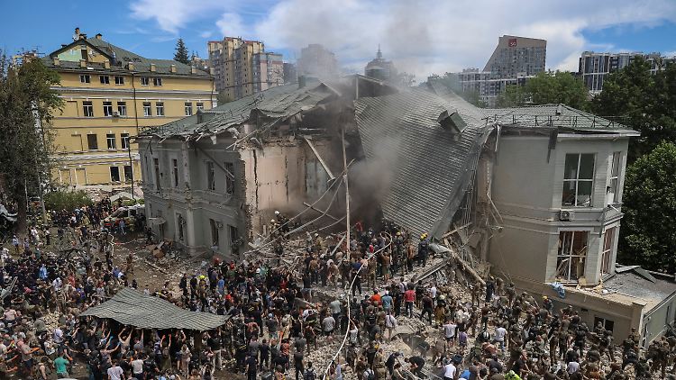 Retter arbeiten am Ohmatdyt-Kinderkrankenhaus in Kiew, das während des russischen Angriffs schwer beschädigt wurde.
