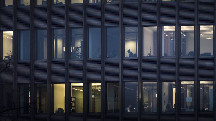In einigen Büros brennt noch Licht. 