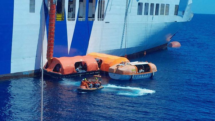Die spanische Seenotrettung setzte die Passagiere und Teile der Mannschaft mit kleineren Booten auf zwei andere Schiffe über.