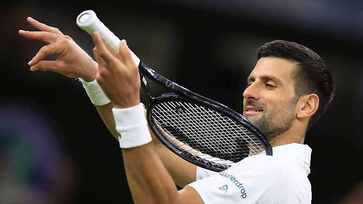 Kunst am Schläger nach dem Sieg. Djokovic ist mit sich zufrieden.