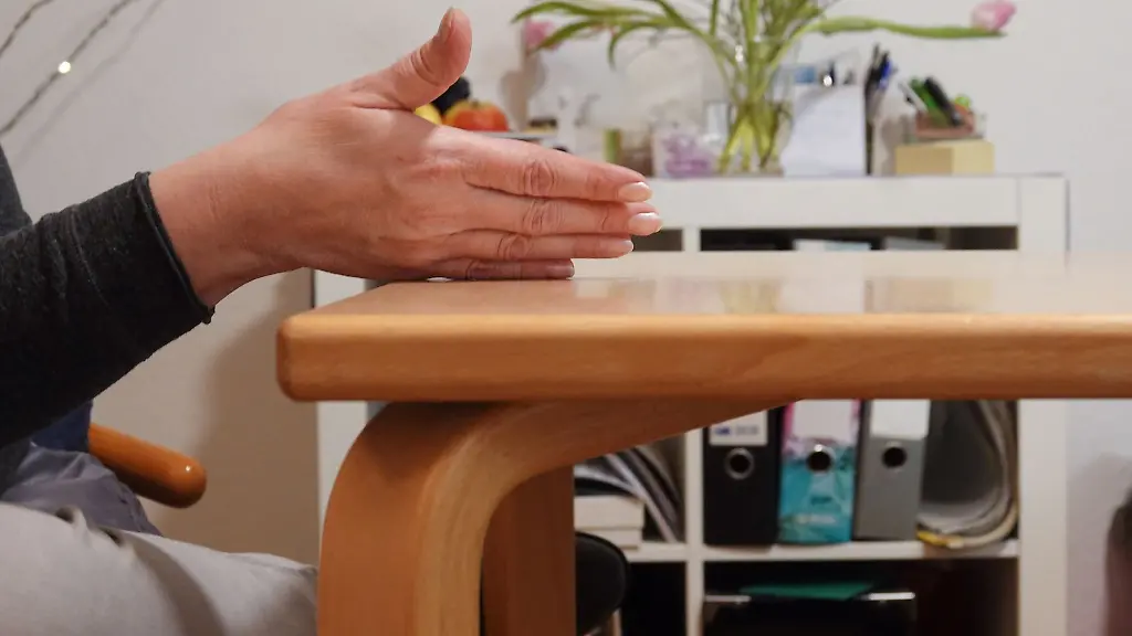 Eine-Person-in-ihrem-Zimmer-in-einem-Frauenschutzhaus