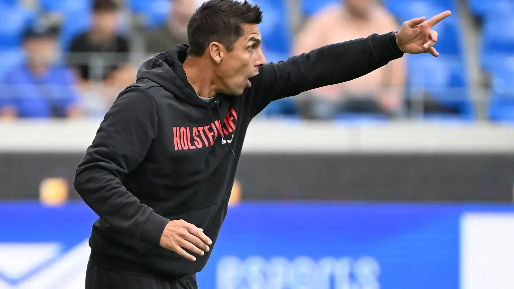 Der-Kieler-Trainer-Marcel-Rapp-gibt-Anweisungen