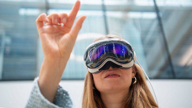 Eine Geste von Daumen und Zeigefinger ersetzt bei der Vision Pro den Mausklick.