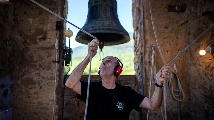 Josep-Maria Grosset, ein Schüler der Glöcknerschule, spielt zwei Bronzeglocken im Glockenturm der Kirche Sant Romà aus dem 12. Jahrhundert in Joanetes.