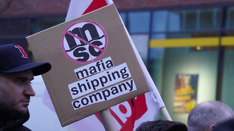 Hafenbeschäftigte demonstrieren im Februar in Hamburg gegen den Verkauf von Anteilen der HHLA an die Schweizer Reederei MSC.