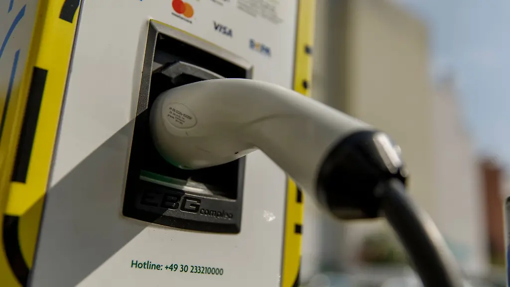 Ein-Stecker-eines-Ladekabels-steckt-in-einer-Ladestation-fuer-Elektroautos