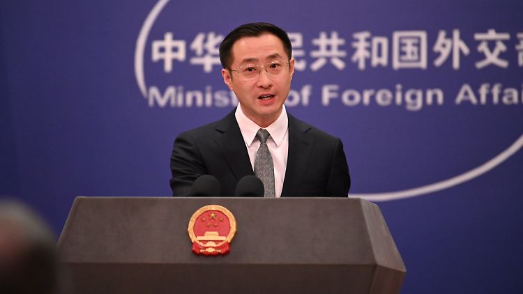 Der Sprecher des chinesischen Außenministeriums, Lin Jian, im März beim täglichen Briefing seiner Behörde in Peking. 