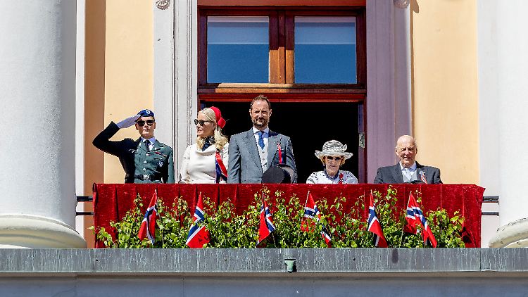Kronprinzessin Mette-Marit, Kronprinz Haakon, Königin Sonja und König Harald grüßen vom Schlossbalkon.