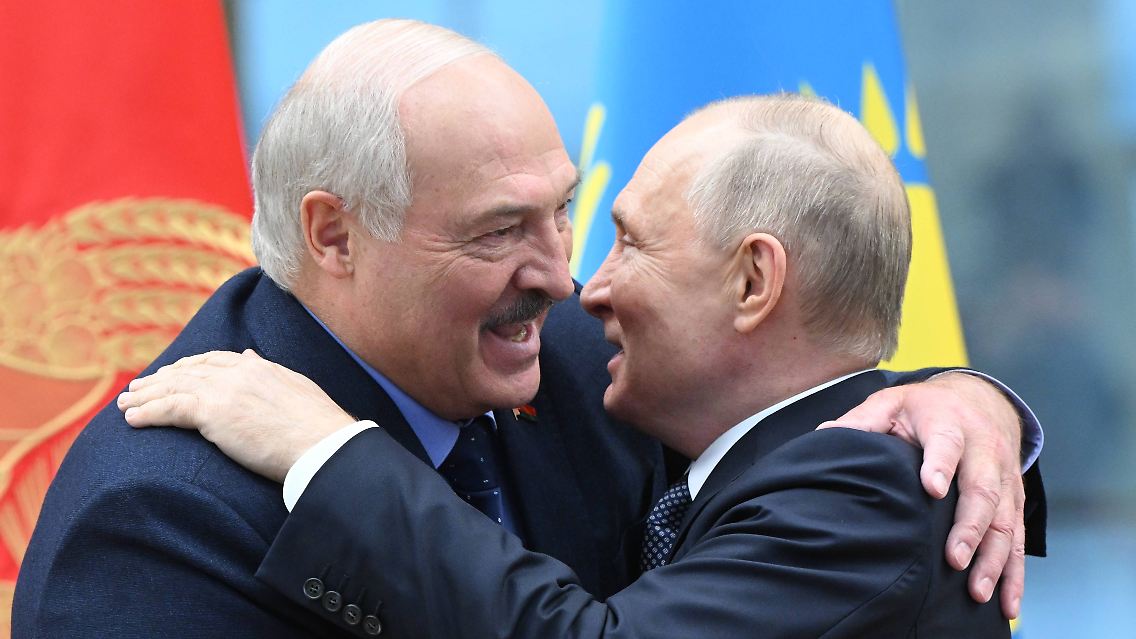 Lukaschenko lächelt die Konfrontation mit dem Westen weg - und ist ohnehin wirtschaftlich und politisch abhängig vom großen Nachbarn Russland. Seit Beginn des russischen Angriffskrieges gegen die Ukraine gehört er zu Putins wichtigsten Verbündeten - wobei Kritik ihn eher einen "Vasall" des Kremlchefs nennen.