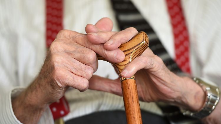 Erste Anzeichen von Morbus Parkinson werden oft nicht bemerkt oder als normale Alterserscheinungen abgetan.