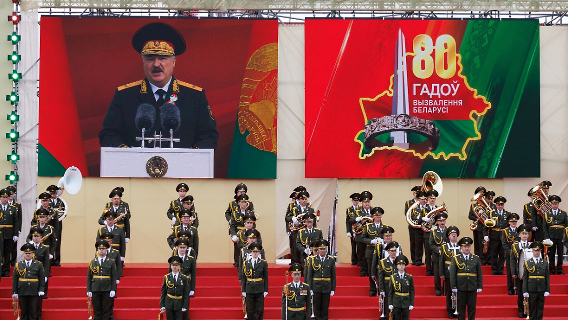 Der Personenkult um Machthaber Alexander Lukaschenko kennt im Staatsfernsehen von Belarus kaum noch Grenzen. Täglich ist der "Präsident", wie er da hochachtungsvoll genannt wird, präsent in den Nachrichten und in den Dokumentationen aus Anlass seines Sommers der Jubiläen.
