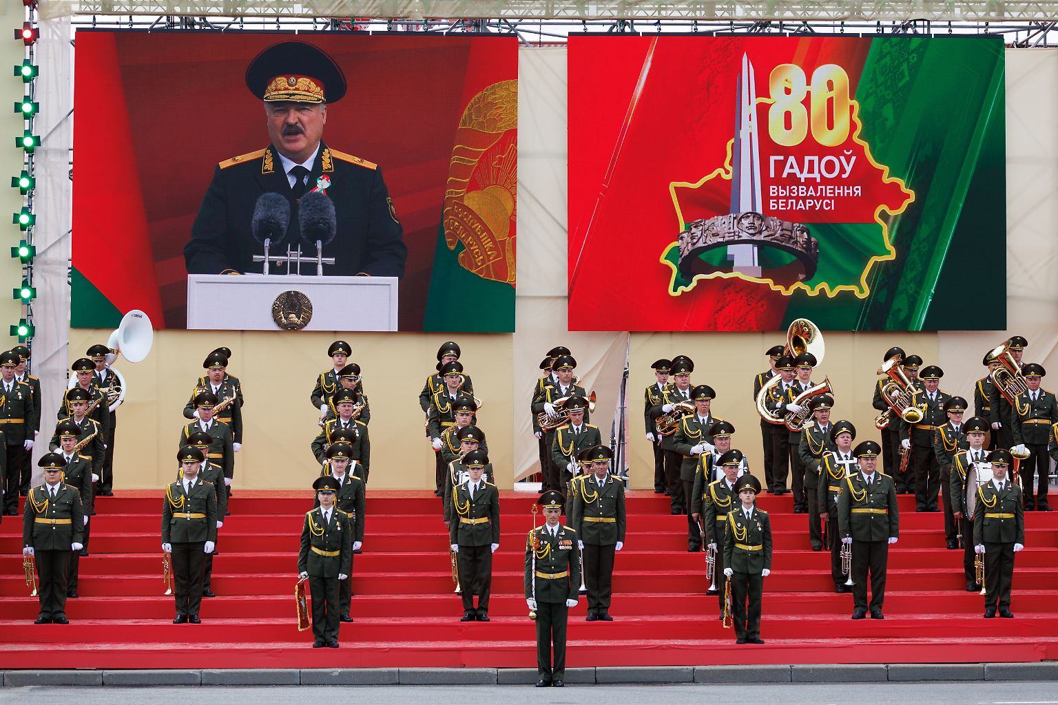 Der Personenkult um Machthaber Alexander Lukaschenko kennt im Staatsfernsehen von Belarus kaum noch Grenzen. Täglich ist der "Präsident", wie er da hochachtungsvoll genannt wird, in den Nachrichten präsent - auch in Dokumentationen aus Anlass seines Sommers der Jubiläen.