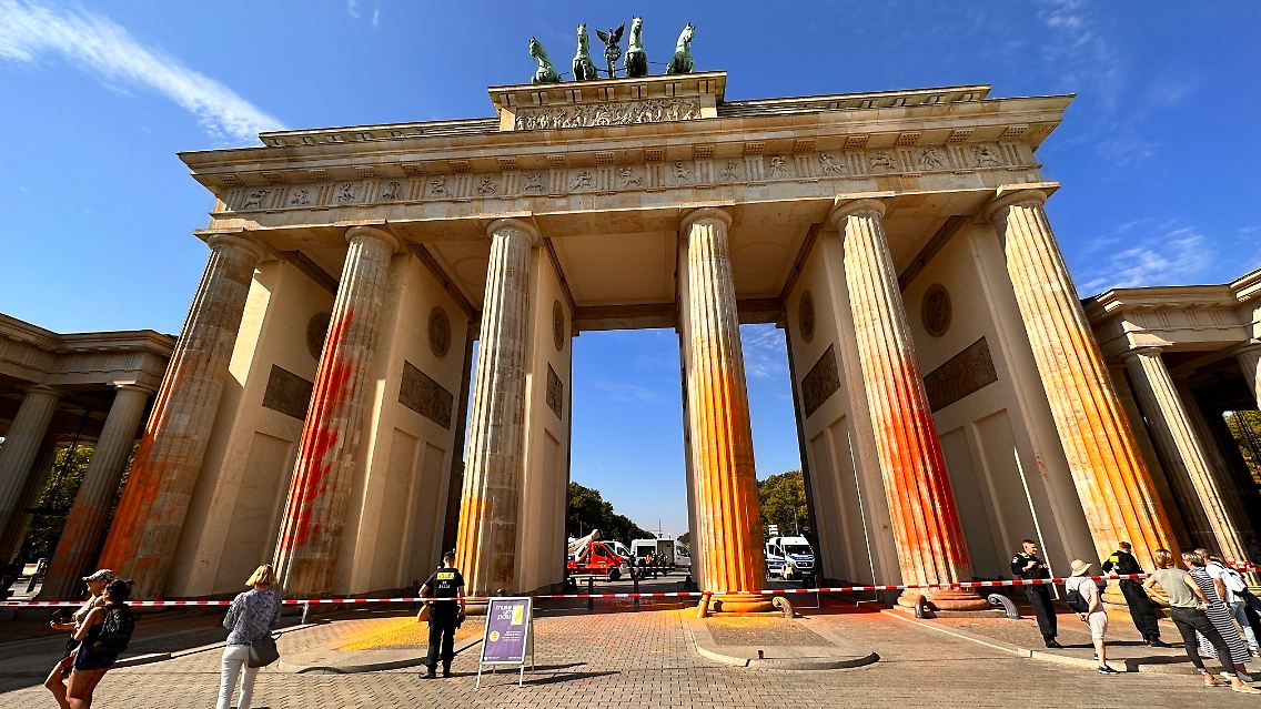 Nach Ansicht des Gerichts wurde durch die Farbattacke strafschärfend ein "nationales Denkmal" beschädigt. Es seien Kosten von 110.000 Euro entstanden.