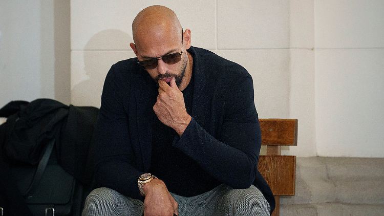 Tate und sein Bruder sollen der Klägerseite zufolge eine große Zahl von Bank-Konten in Großbritannien eingerichtet haben, um ihre Einkünfte zu verschleiern. 