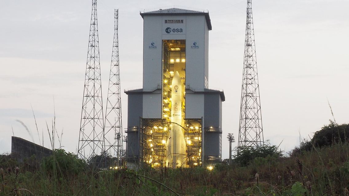 Eine neue europäische Trägerrakete vom Typ Ariane 6 steht auf ihrem Startplatz bereit, um in den Weltraum zu fliegen.