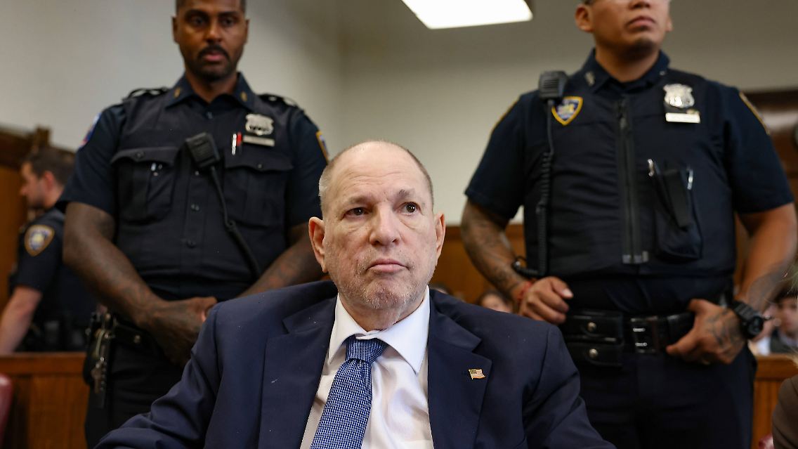 Der ehemalige Filmproduzent Harvey Weinstein ist wieder in einem Gerichtssaal.