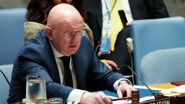 Der russische UN-Botschafter Wassili Nebensja weist den direkten Beschuss der Klinik zurück. 