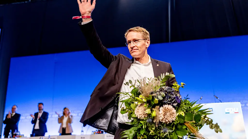 Daniel-Guenther-CDU-Ministerpraesident-von-Schleswig-Holstein-winkt-von-der-Buehne