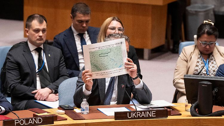 Der ukrainische UN-Botschafter Serhij Kislizia hielt bei der Dringlichkeitssitzung des Sicherheitsrats Fotos hoch, die seinen Angaben zufolge die Flugroute des russischen Marschflugkörpers zeigten.