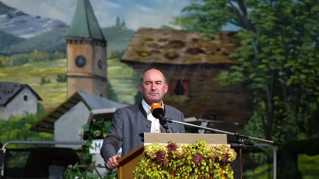 Hubert-Aiwanger-Bundesvorsitzender-der-Freien-Waehler-spricht-beim-Mainburger-Gallimarkt-in-einem-Bierzelt