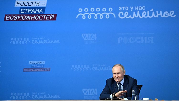 Kremlchef Putin sitzt vor einer Wand mit der Aufschrift "Russland - Land der Möglichkeiten". Ganz unbegrenzt sind diese offenbar nicht, doch sehr weitgehend, was Manipulationen im Ausland angeht.