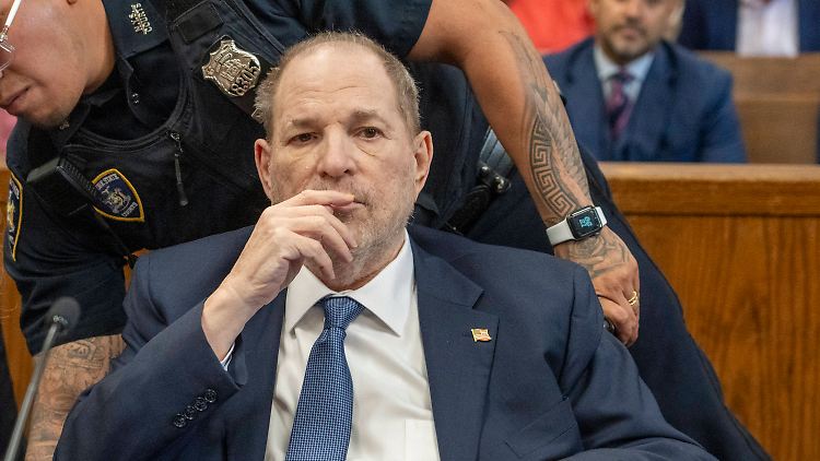 Ein Urteil wurde zwar aufgehoben, aber ein anderes hat weiter Bestand, sodass Harvey Weinstein weiter im Gefängnis weilt.