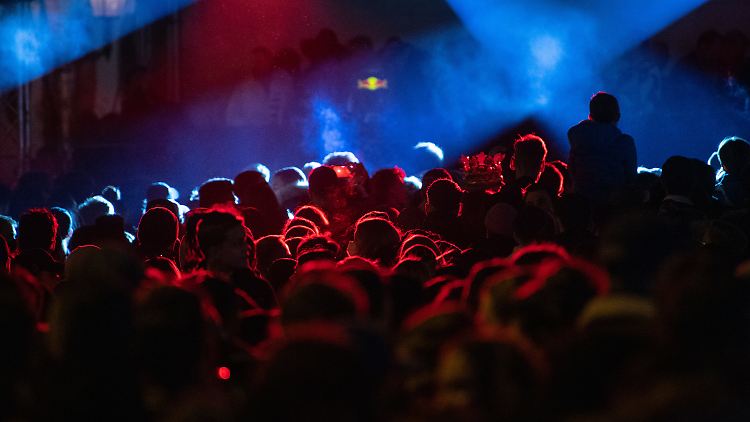 Feiern bis die Polizei kommt: Seit Oktober war diese mehr als 360 Mal im Einsatz wegen ausländerfeindlicher Parolen, die zu "L'amour toujours" gegrölt wurden.