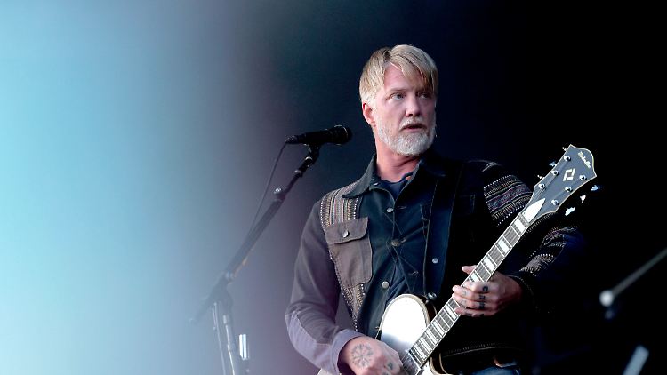 Fans sind in Sorge um seinen Gesundheitszustand: Josh Homme muss sich in den USA einer Not-OP unterziehen.