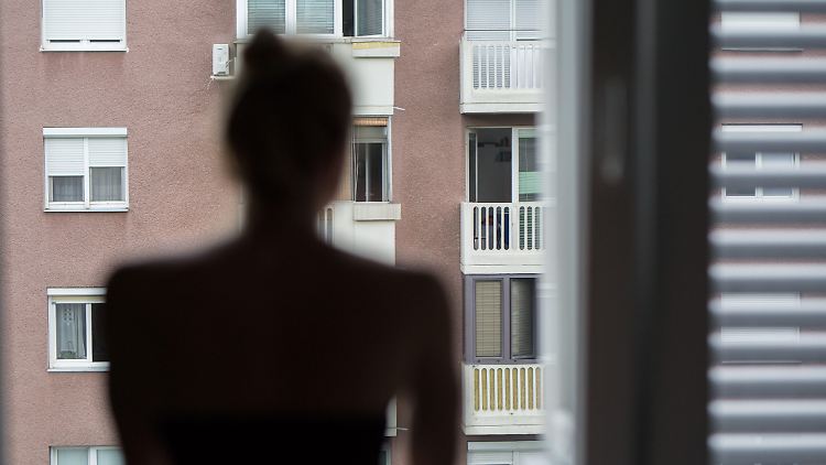 In einer aktuellen Bertelsmann-Umfrage gibt etwa jeder zehnte junge Mensch an, sich sehr einsam zu fühlen.