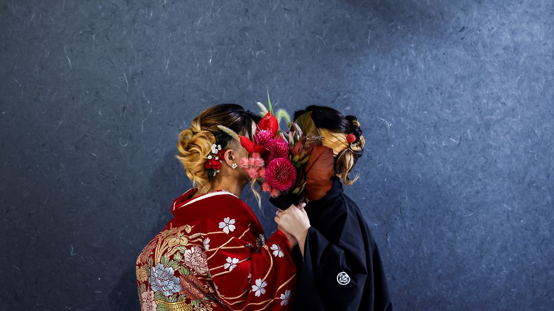 Zwei Reuters-Fotografen haben acht Monate lang Fotohochzeiten des Studios Onestyle in Tokio und Yokohama dokumentiert. Die Paare erlaubten die Aufnahmen unter der Bedingung, dass ihre Identität geschützt wird, da sie Diskriminierung befürchten.