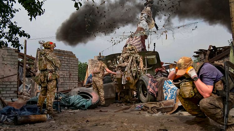 Getarnt mit Lumpen: Dieses vom Moskauer Verteidigungsministerium herausgegebene Foto soll russische Soldaten in der Ukraine zeigen.