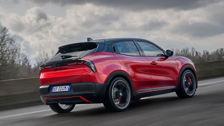 Der Alfa Romeo Junior Veloce ist die verschärfte Sportversion des ersten Elektromodells der Marke.