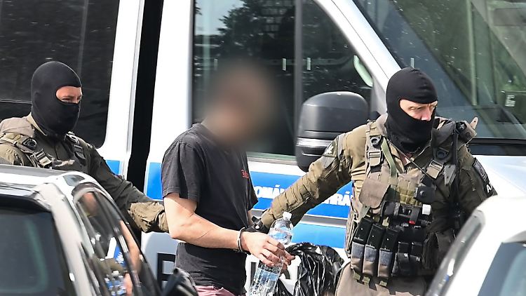 Der Verdächtige wurde im Grenzort Petrovice an deutsche Beamte übergeben.