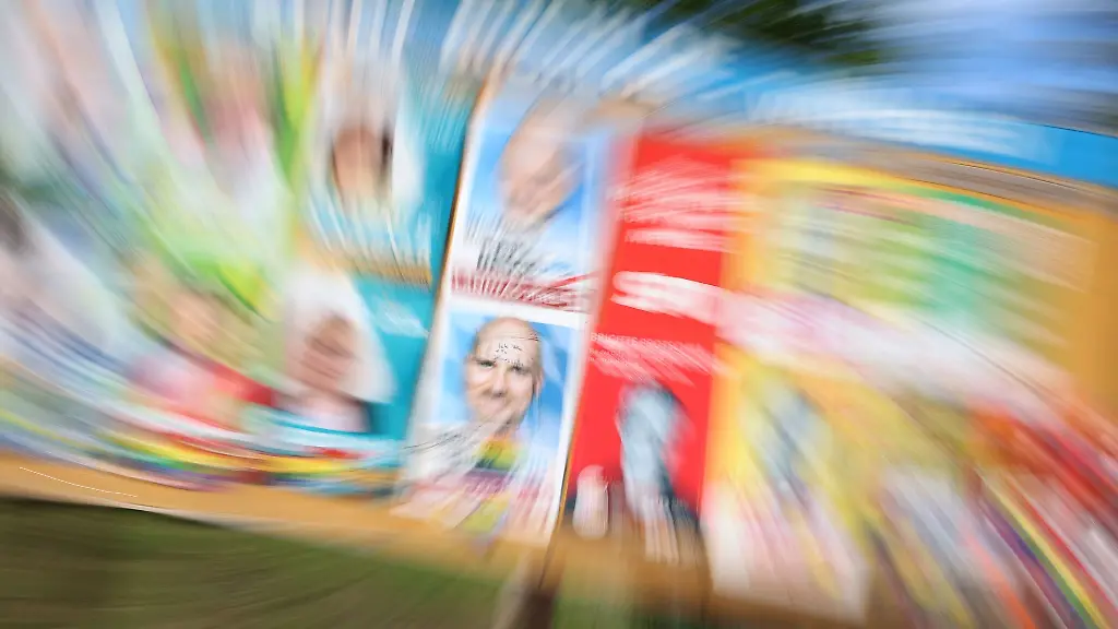 Eine-Plakatwand-mit-Plakaten-verschiedener-Parteien-zur-bayerischen-Landtagswahl-2023