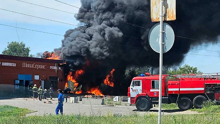 In Belgorod brennt Anfang Juli ein Reifenladen, angeblich nach einem ukrainischen Angriff.