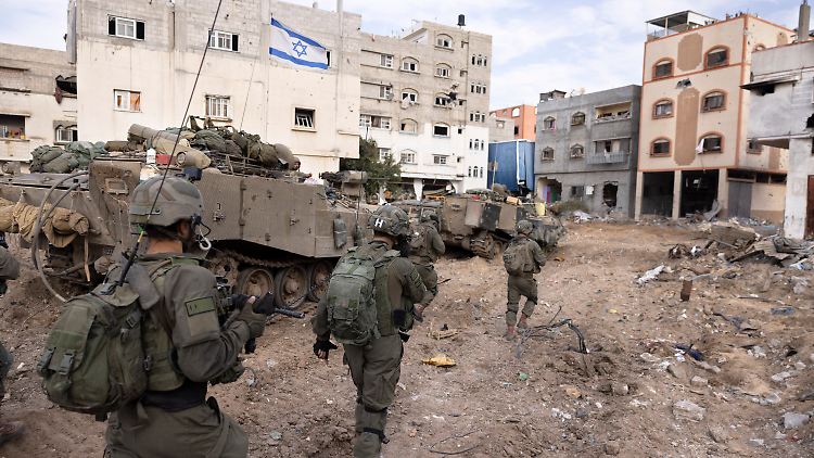 Israelische Bodentruppen kämpfen im Dezember 2023 im Stadtteil Schedschaija in Gaza-Stadt.