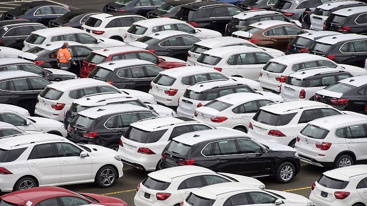 Neuwagen von Mercedes-Benz und BMW stehen auf einem Autoterminal in Bremerhaven (Archivbild).