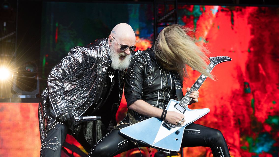 Und auch Judas Priest melden sich zurück. das 19. Album der Metal-Heroen heißt "Invincible Shield" und landet ebenfalls auf er Pole Position.