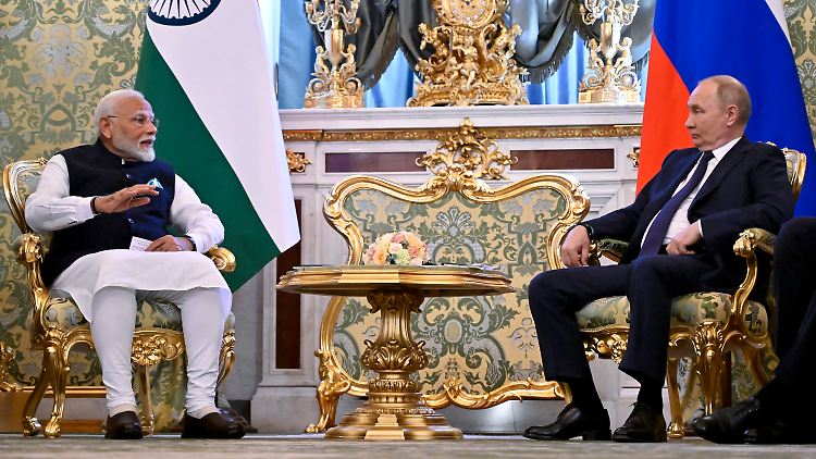 Indiens Ministerpräsident Modi (l.) besuchte Russlands Machthaber Putin Anfang der Woche in Moskau. 