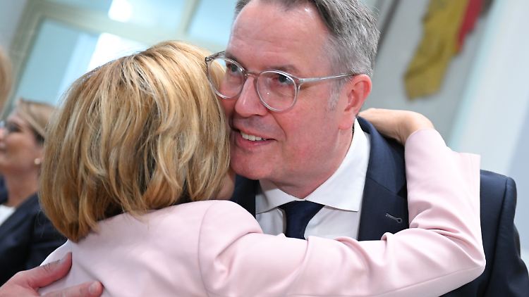 Schweitzer und Dreyer arbeiten schon lange zusammen - er wurde schon mit 39 Jahren Minister in ihrem Kabinett.