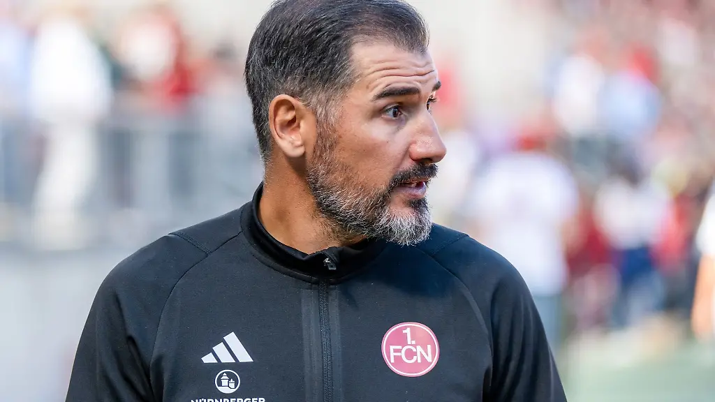Nuernbergs-Trainer-Cristian-Fiel-vor-dem-Spiel