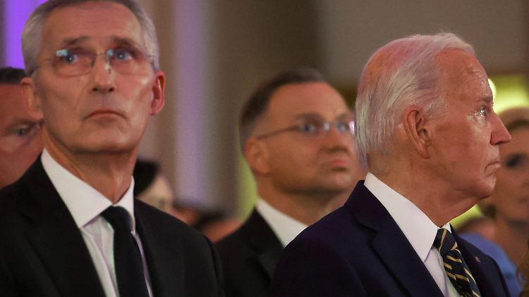 NATO-Generalsekretär Stoltenberg und US-Präsident Biden beim Jubiläumsempfang für 75 Jahre Bündnis. 
