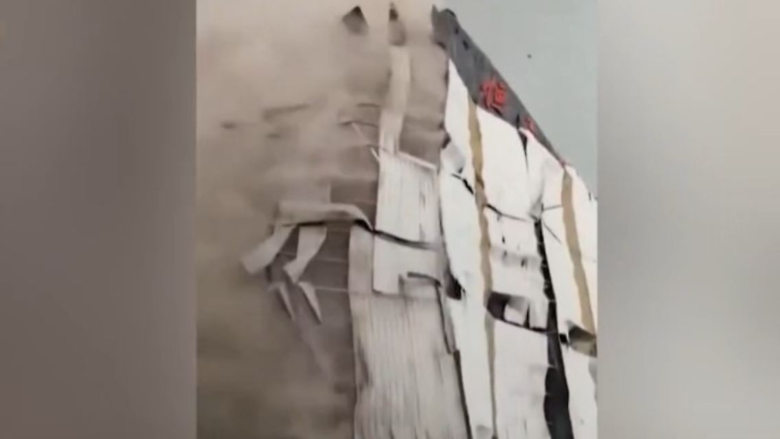 Heze China Tornado Gebäude.jpg