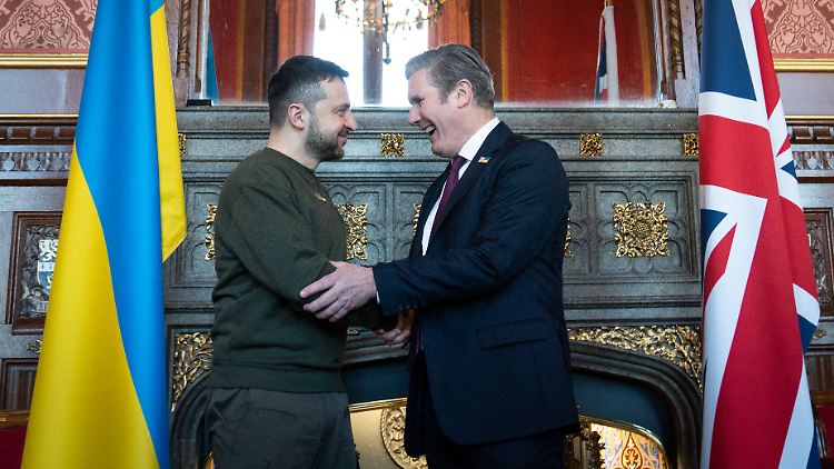 Starmer (r.) traf sich bereits im Februar 2023, also bevor er Premierminister wurde, mit dem ukrainischen Präsidenten Selenskyj in London.