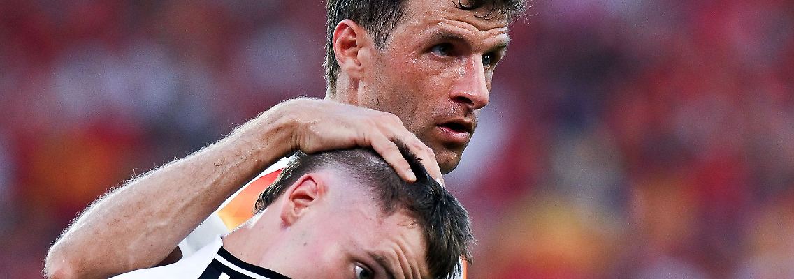 Thomas Müller tröstet Florian Wirtz nach dem EM-Aus.