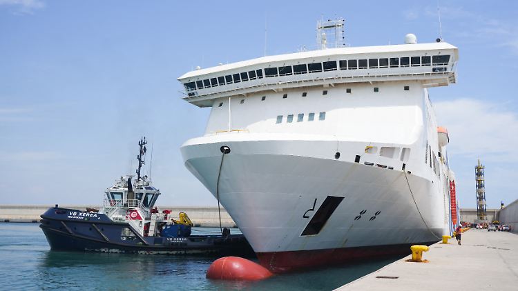 Die "Tenacia" wurde nach dem Ausbruch des Feuers zurück nach Valencia geschleppt. 