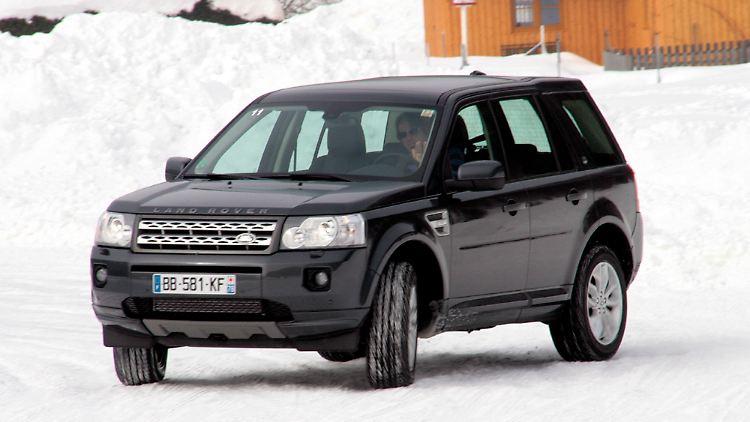 Ein quirliges Vergnügen: Mit Allrad. aber ohne Winterreifen wagt sich dieser Testfahrer in den Schnee.