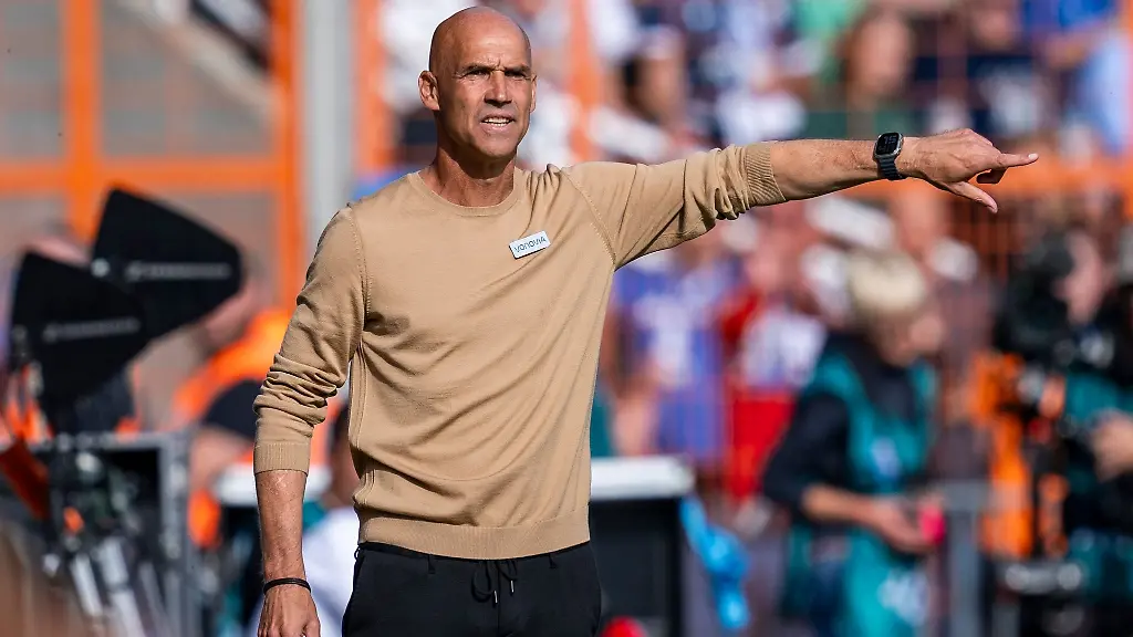 Bochums-Trainer-Thomas-Letsch-gibt-Anweisungen